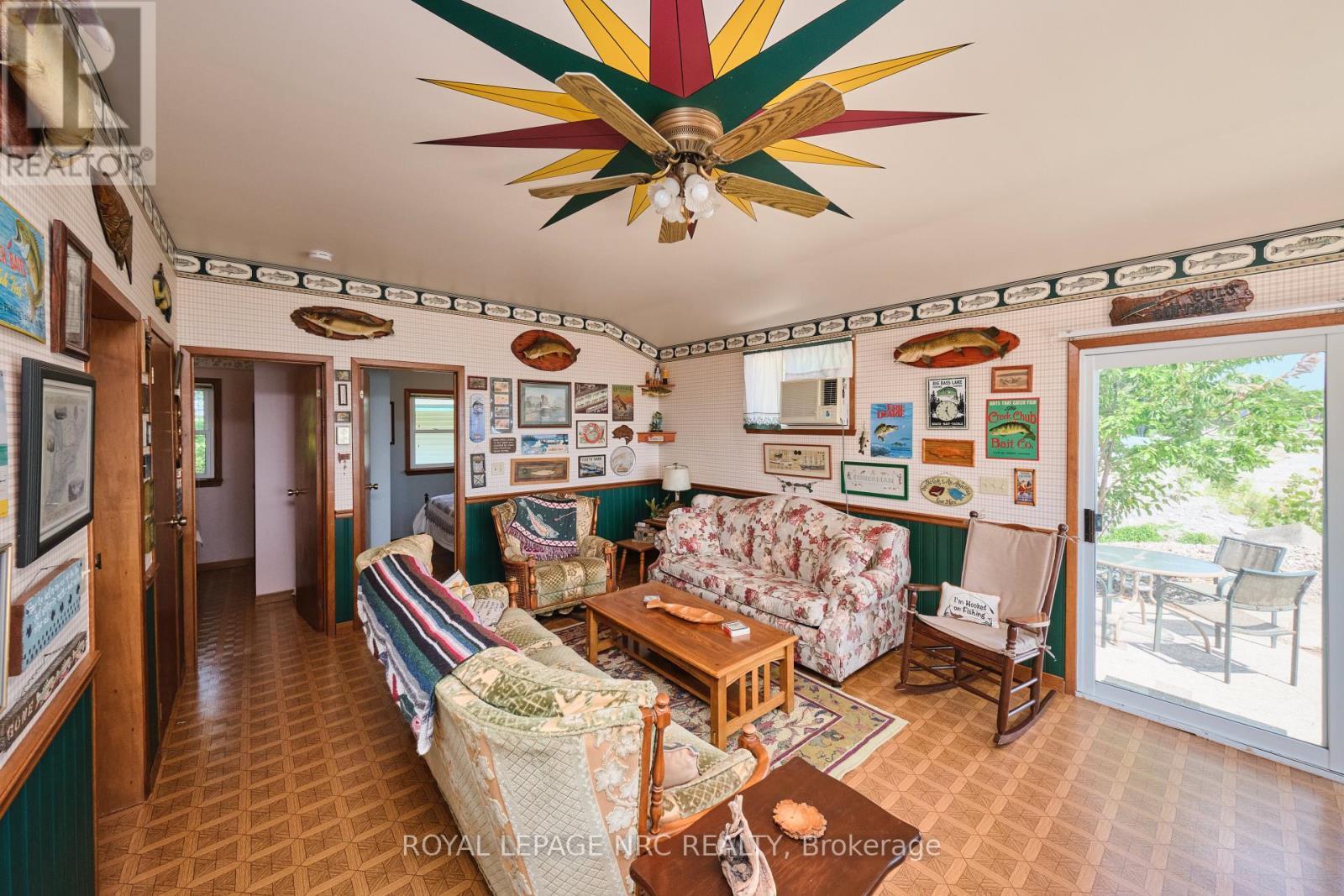 5 Mohawk Point Road, Haldimand, ON - Indoor Photo Showing Living Room