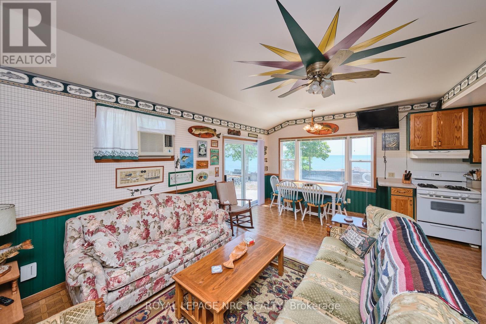 5 Mohawk Point Road, Haldimand, ON - Indoor Photo Showing Living Room