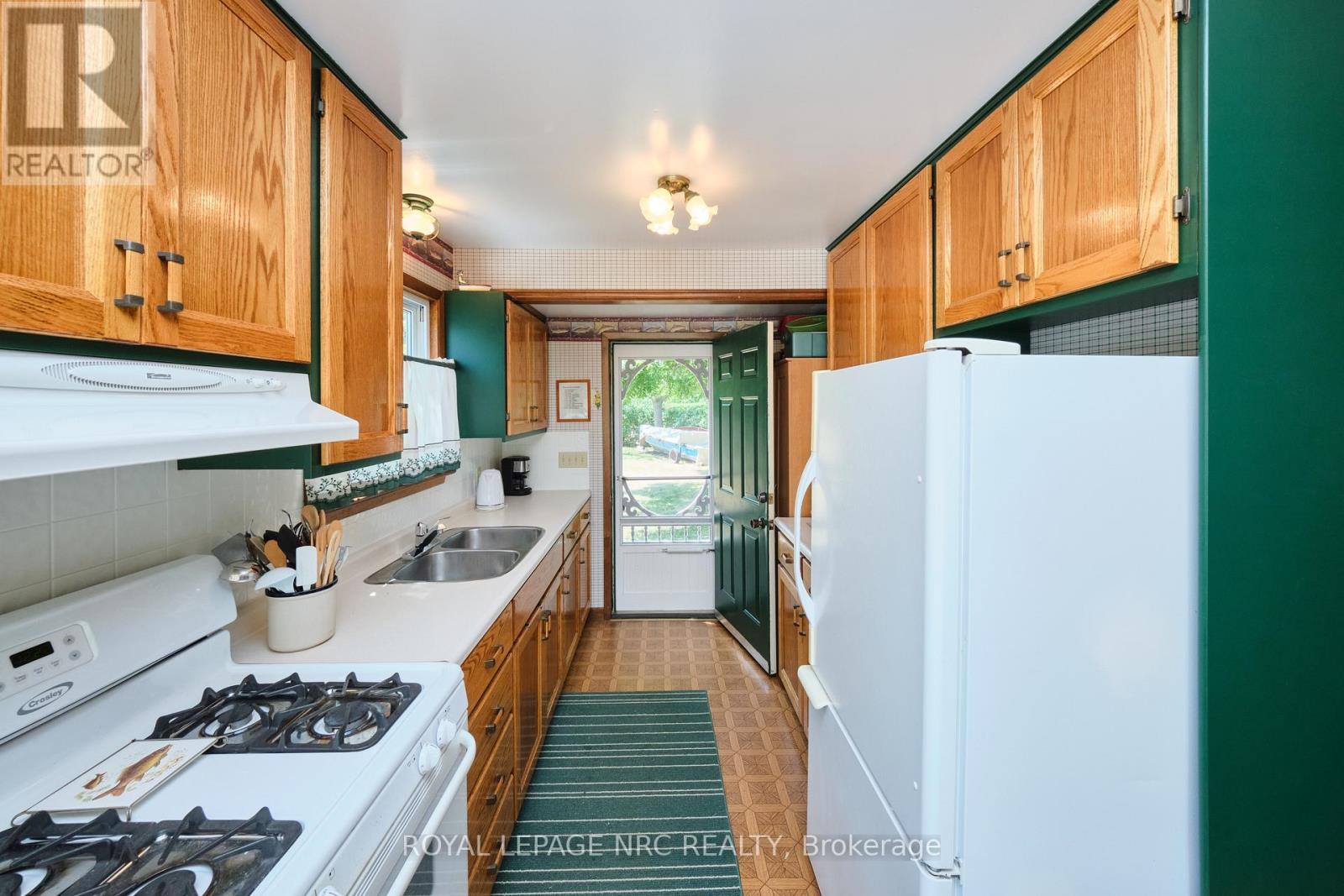 5 Mohawk Point Road, Haldimand, ON - Indoor Photo Showing Kitchen With Double Sink