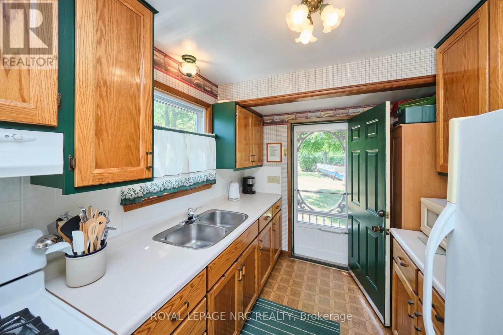 5 Mohawk Point Road, Haldimand, ON - Indoor Photo Showing Kitchen With Double Sink