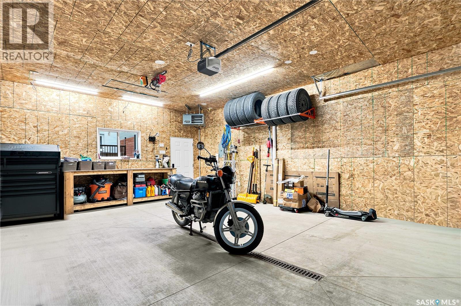 1054 Brighton Gate, Saskatoon, SK - Indoor Photo Showing Garage