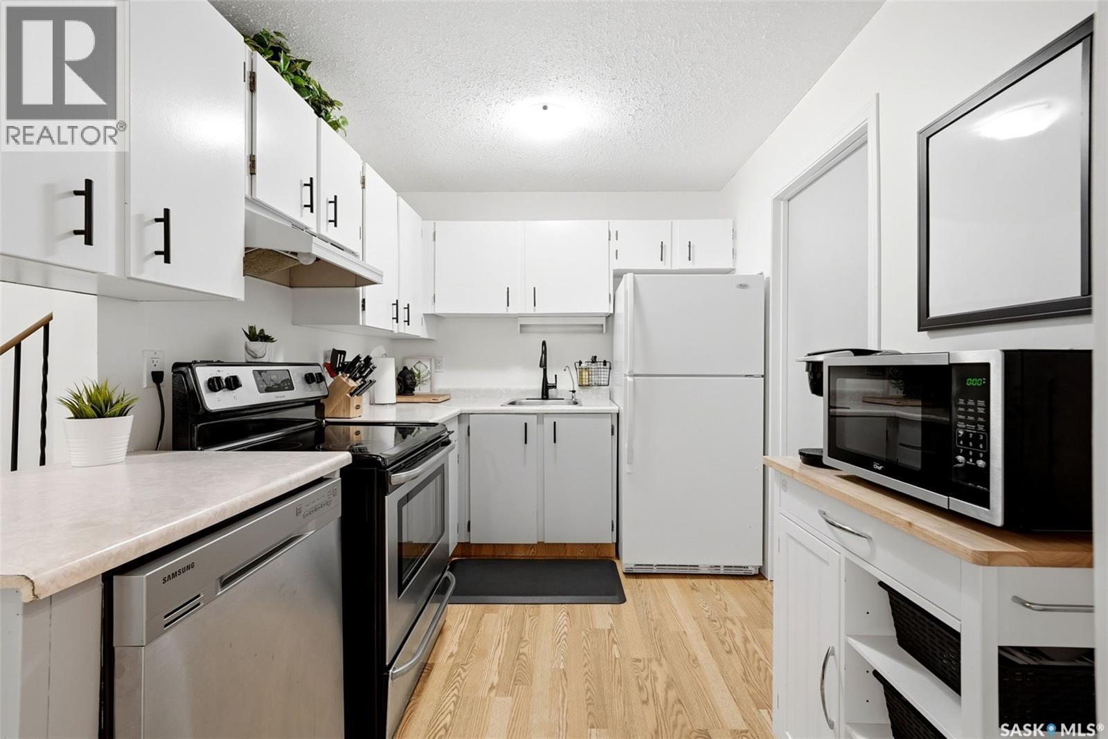 82 Cedar Meadow Drive, Regina, SK - Indoor Photo Showing Kitchen