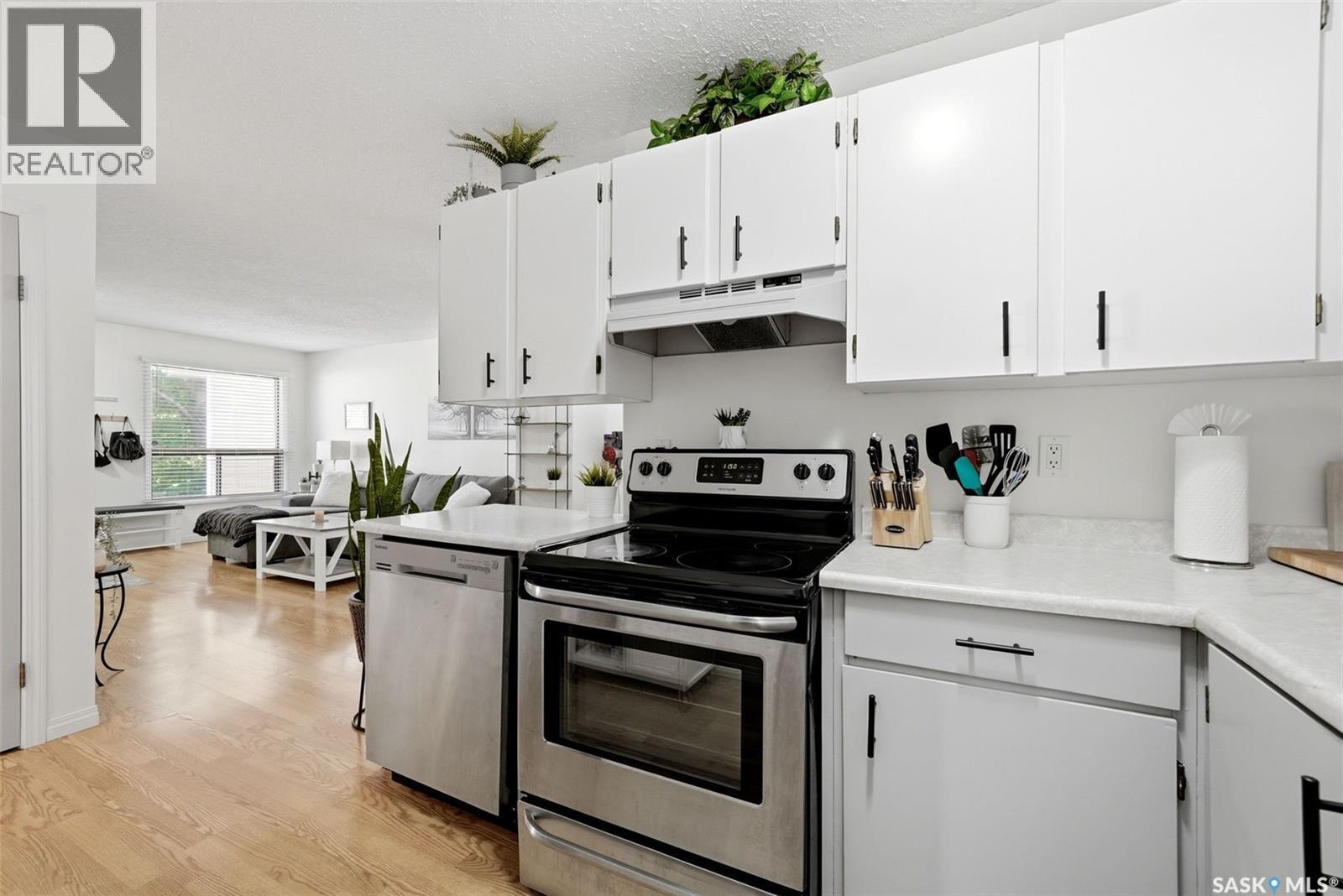 82 Cedar Meadow Drive, Regina, SK - Indoor Photo Showing Kitchen
