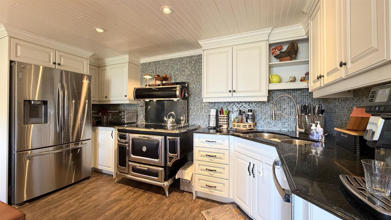 75 Blue Shank Road, Summerside, PE - Indoor Photo Showing Kitchen With Double Sink With Upgraded Kitchen