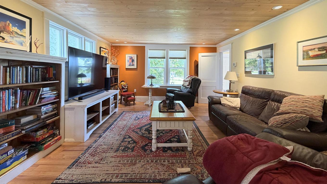 75 Blue Shank Road, Summerside, PE - Indoor Photo Showing Living Room