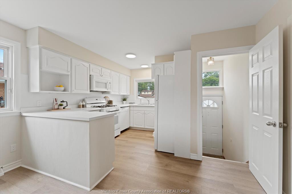 920 Louis, Windsor, ON - Indoor Photo Showing Kitchen