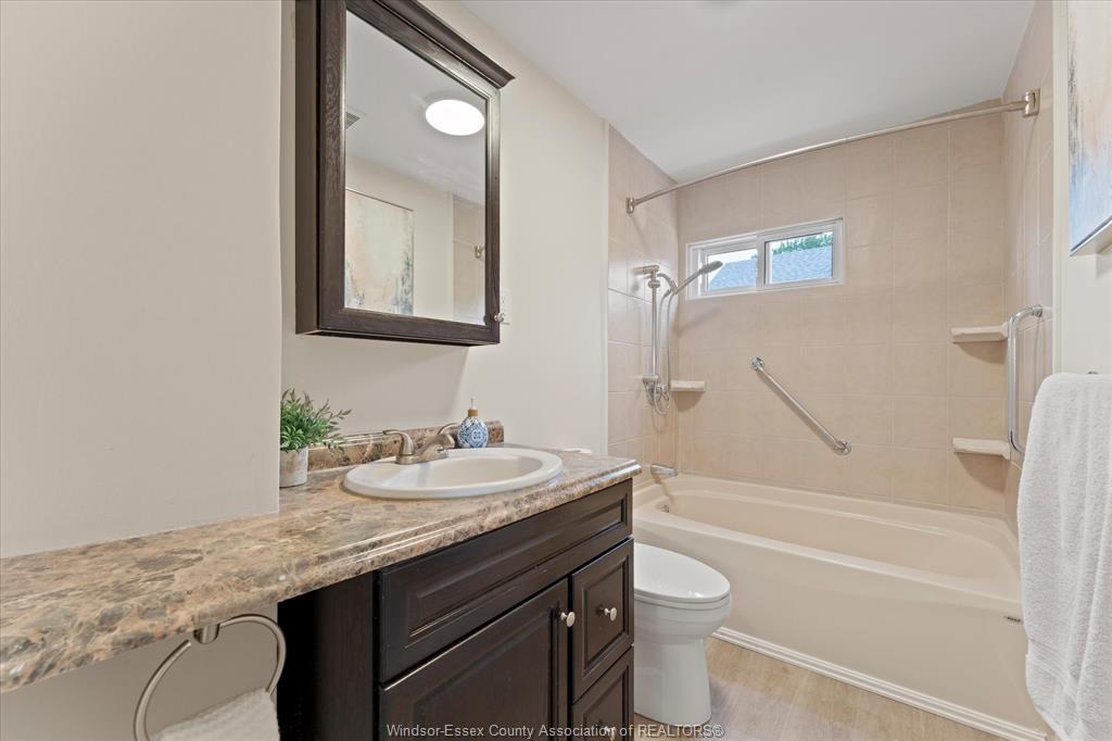 920 Louis, Windsor, ON - Indoor Photo Showing Bathroom