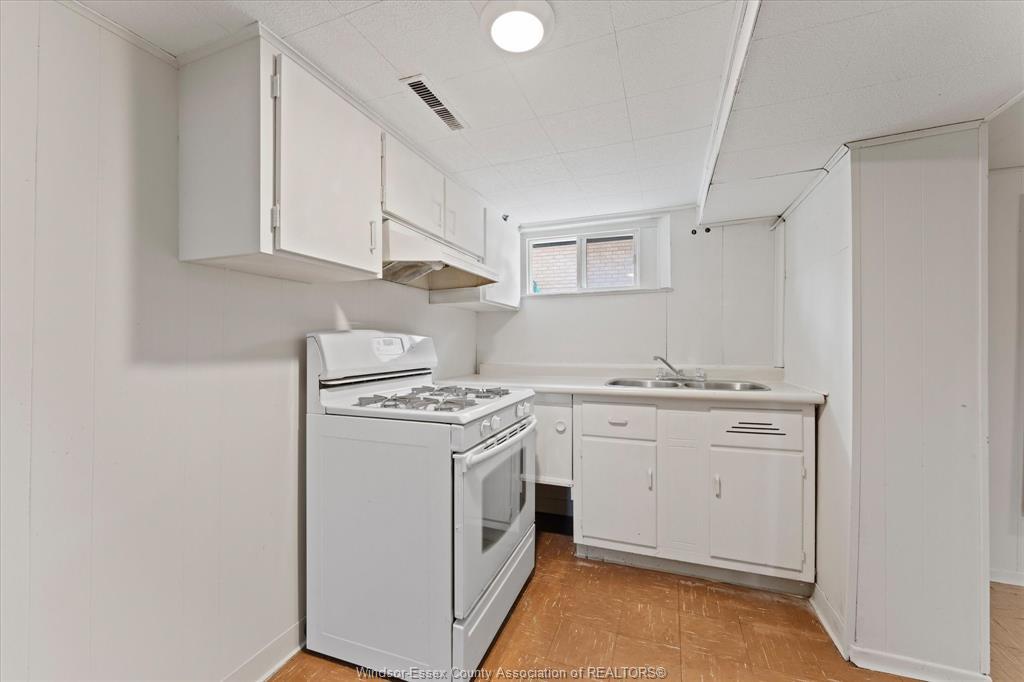 920 Louis, Windsor, ON - Indoor Photo Showing Kitchen With Double Sink