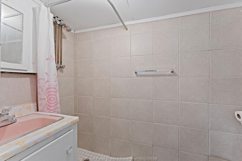 920 Louis, Windsor, ON - Indoor Photo Showing Bathroom