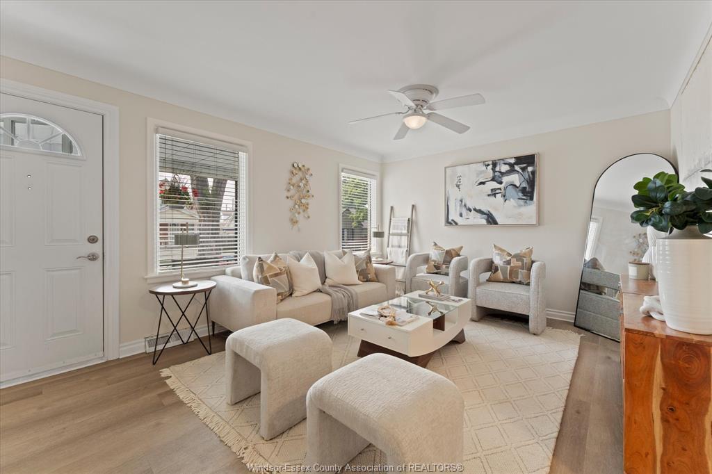 920 Louis, Windsor, ON - Indoor Photo Showing Living Room