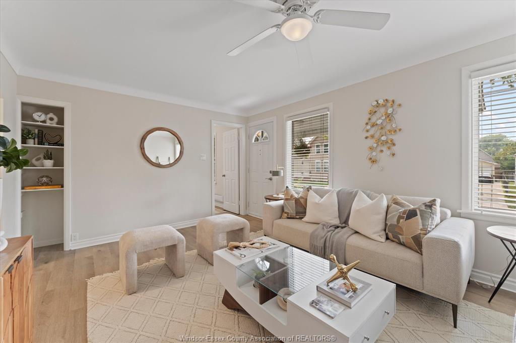 920 Louis, Windsor, ON - Indoor Photo Showing Living Room