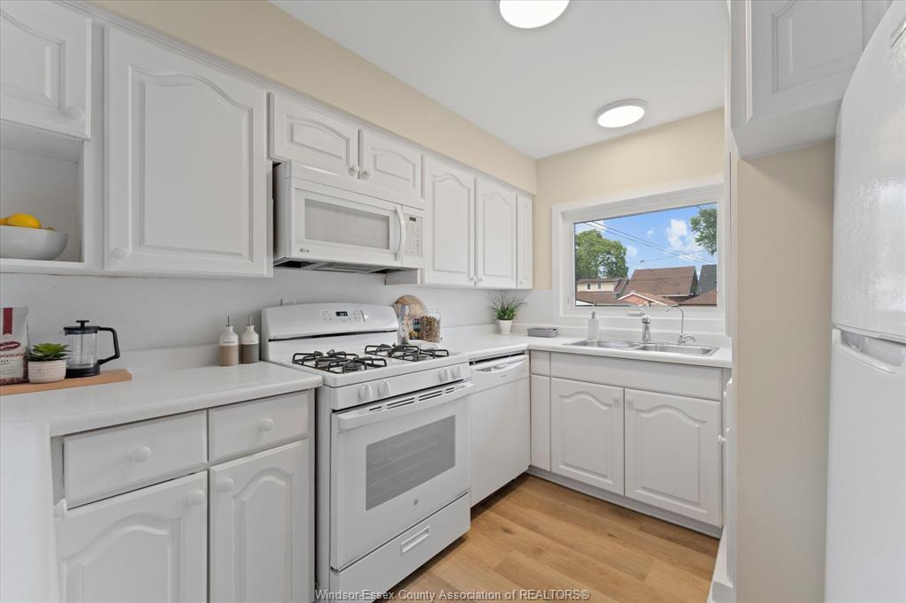 920 Louis, Windsor, ON - Indoor Photo Showing Kitchen
