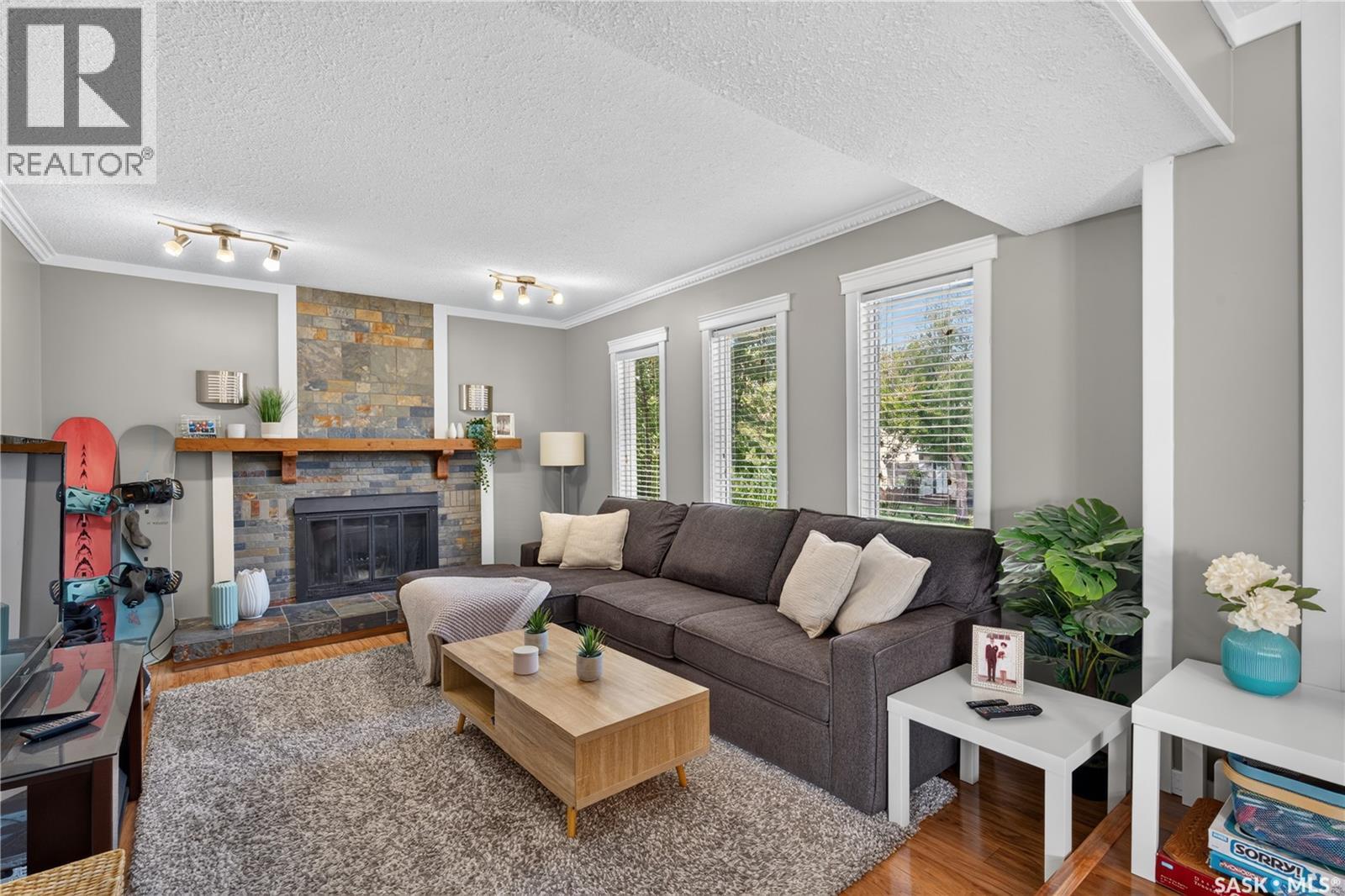 477 22Nd Street E, Prince Albert, SK - Indoor Photo Showing Living Room With Fireplace