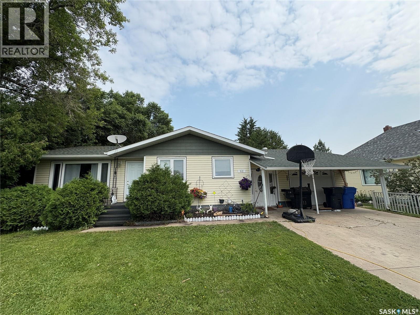 312 Bismark Avenue, Langenburg, SK - Outdoor
