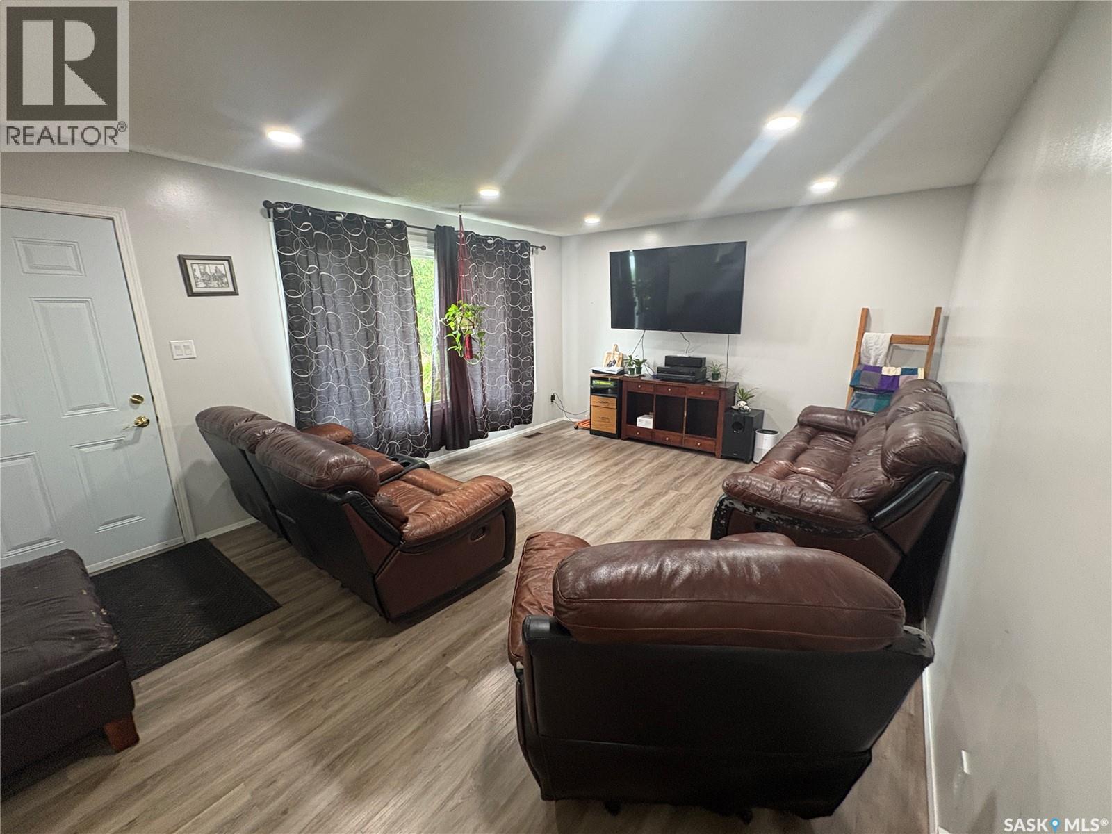 312 Bismark Avenue, Langenburg, SK - Indoor