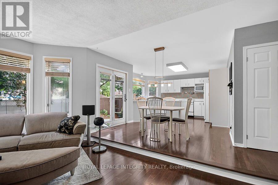 Kitchen Breakfast area - 76 Saddlehorn Crescent, Ottawa, ON - Indoor Photo Showing Living Room
