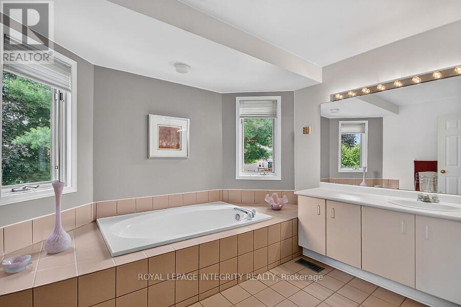 Primary Ensuite + separate Shower - 76 Saddlehorn Crescent, Ottawa, ON - Indoor Photo Showing Bathroom