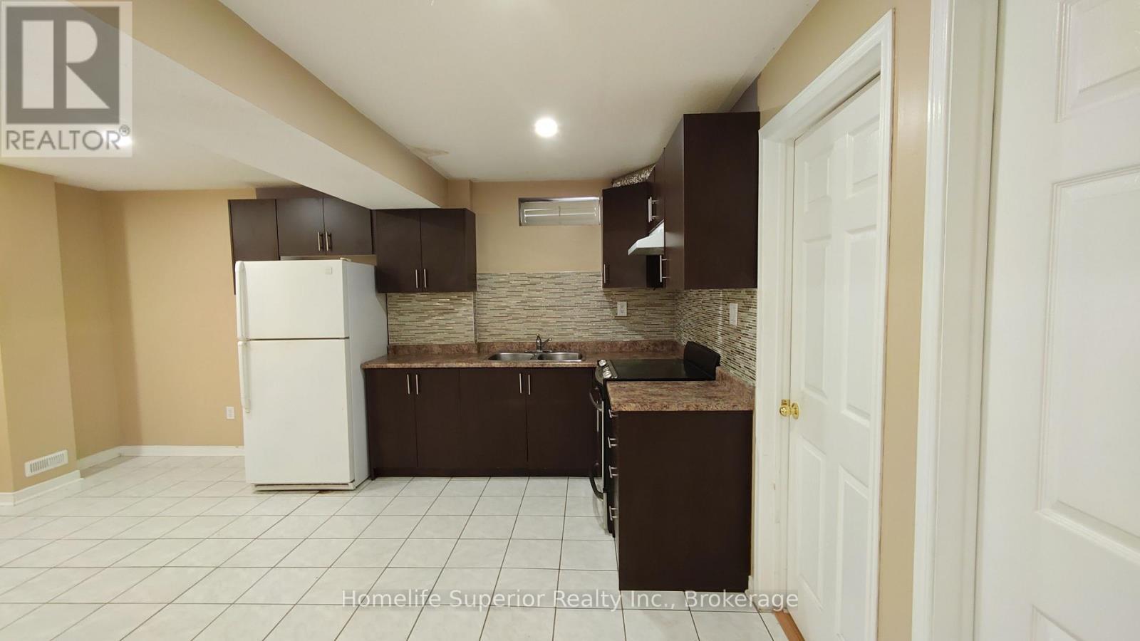 17 Summerfield Crescent, Brampton (Brampton West), ON - Indoor Photo Showing Kitchen With Double Sink