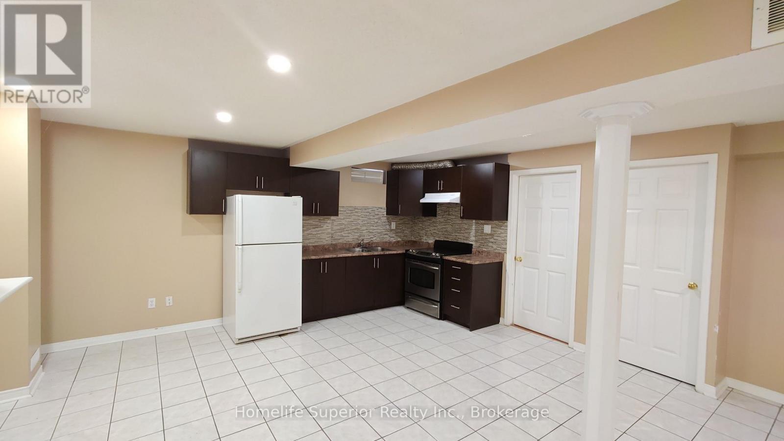 17 Summerfield Crescent, Brampton (Brampton West), ON - Indoor Photo Showing Kitchen