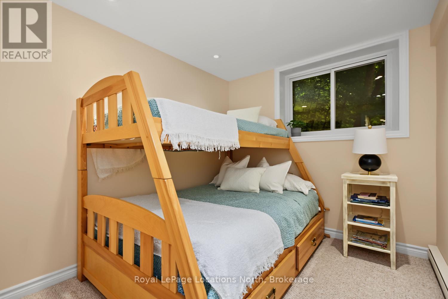 143 St Moritz Crescent, Blue Mountains, ON - Indoor Photo Showing Bedroom