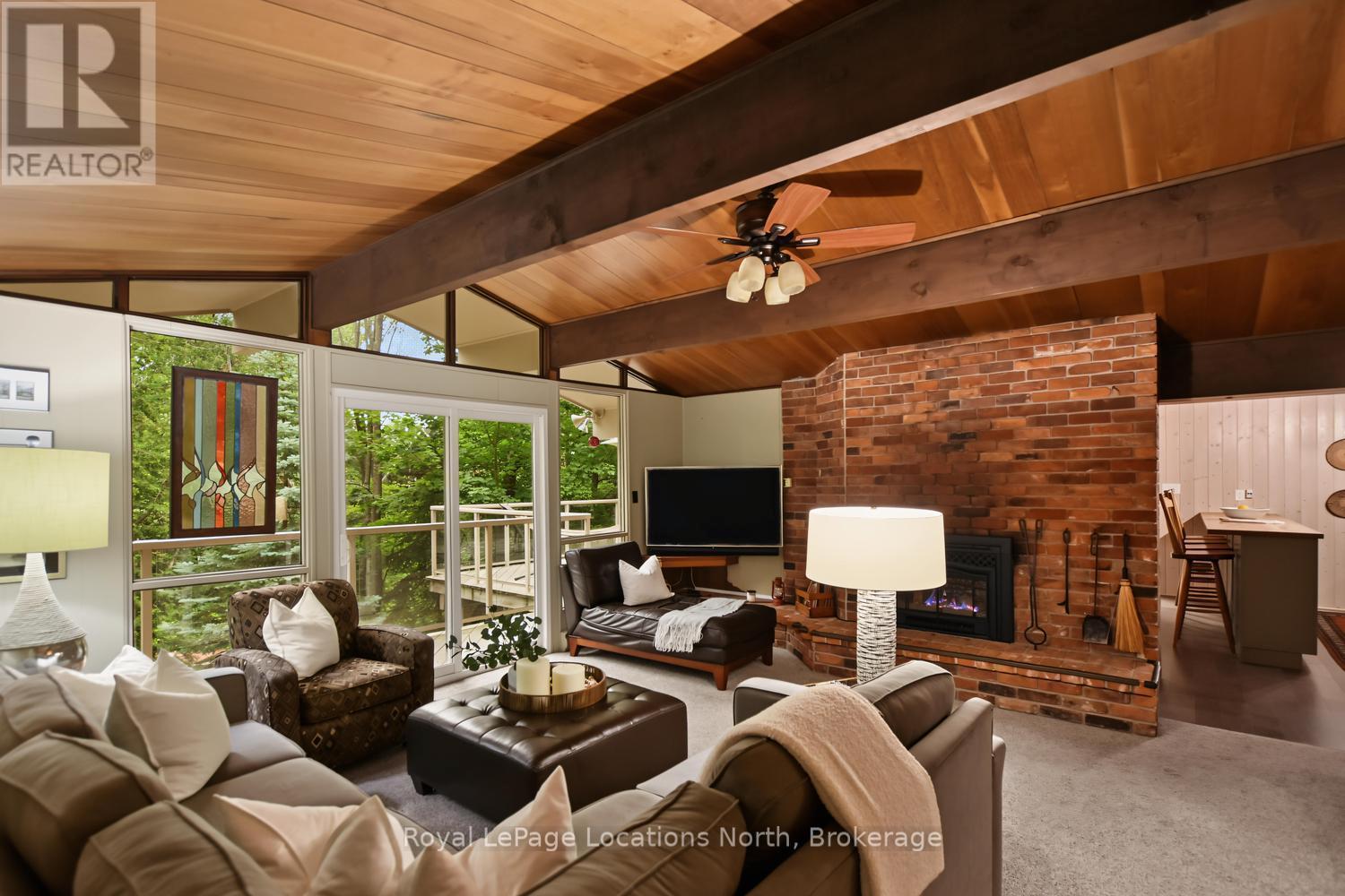 143 St Moritz Crescent, Blue Mountains, ON - Indoor Photo Showing Living Room With Fireplace