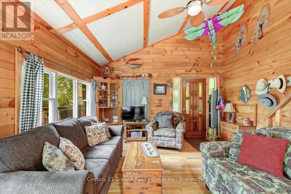 91 Ups & Downs Lane, South Algonquin, ON - Indoor Photo Showing Living Room