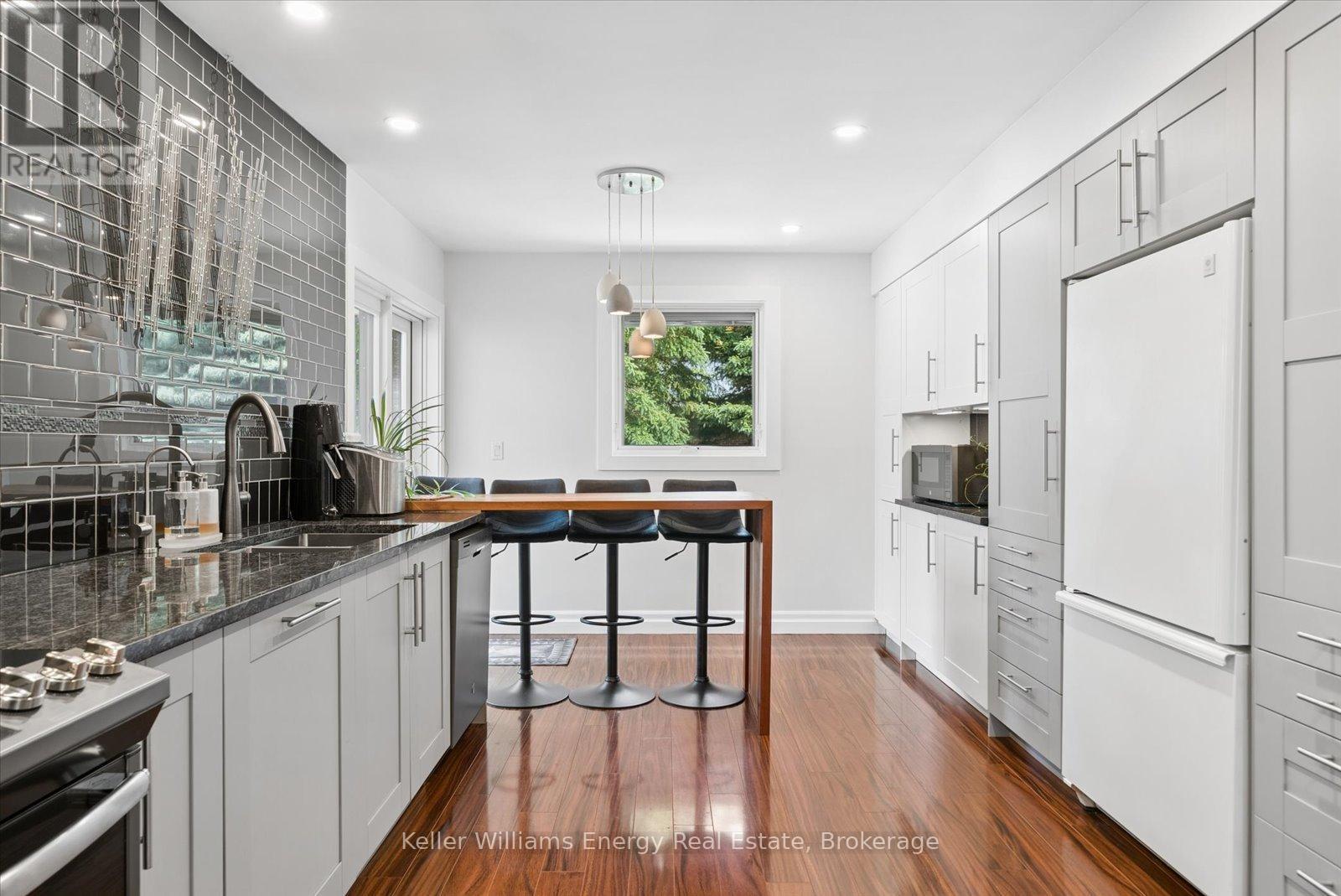 8280 Albert Court, Hamilton Township, ON - Indoor Photo Showing Kitchen