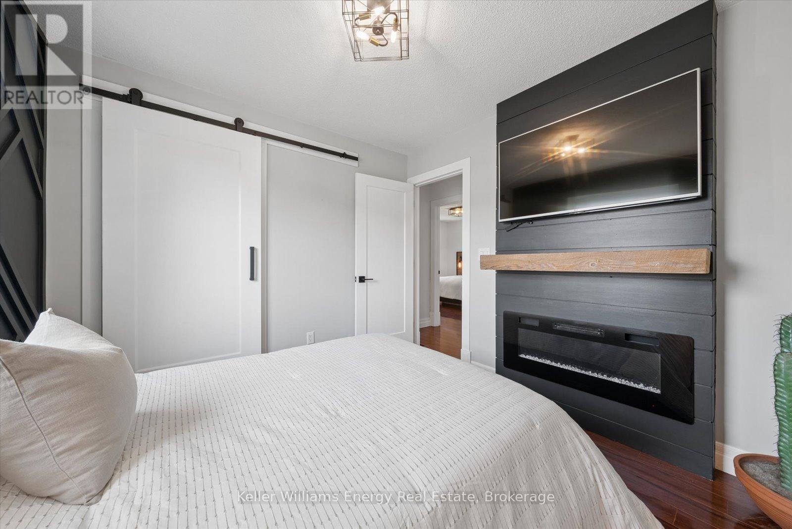 8280 Albert Court, Hamilton Township, ON - Indoor Photo Showing Bedroom With Fireplace
