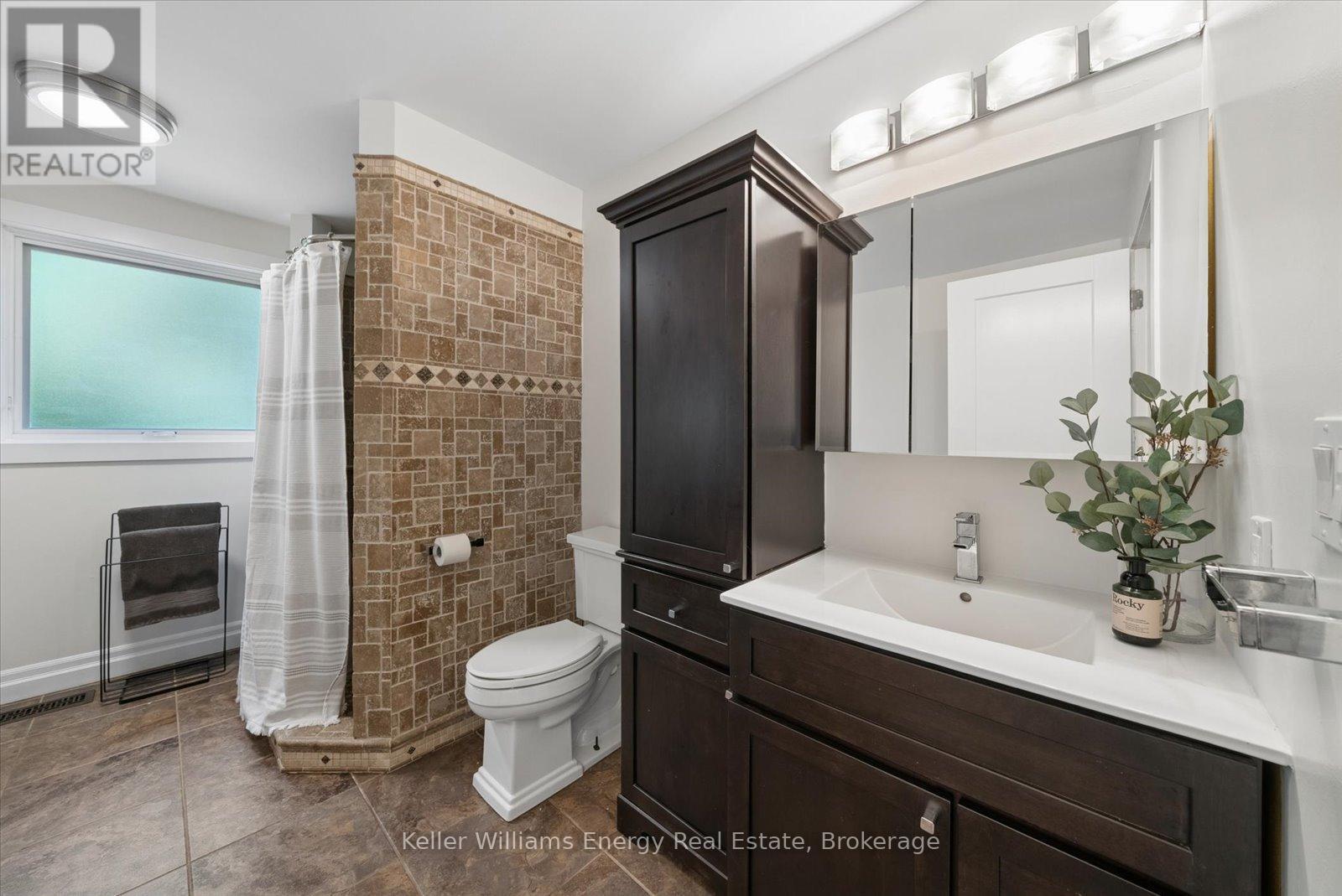8280 Albert Court, Hamilton Township, ON - Indoor Photo Showing Bathroom
