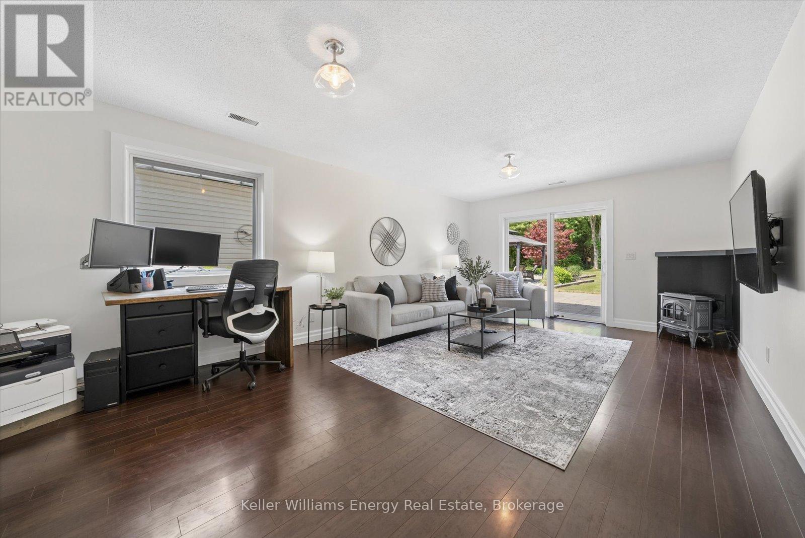 8280 Albert Court, Hamilton Township, ON - Indoor Photo Showing Living Room