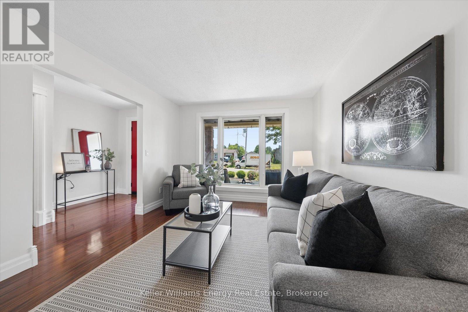 8280 Albert Court, Hamilton Township, ON - Indoor Photo Showing Living Room