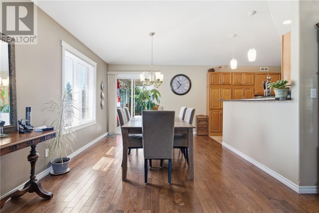 2425 Frontenac Street, Sudbury, ON - Indoor Photo Showing Dining Room