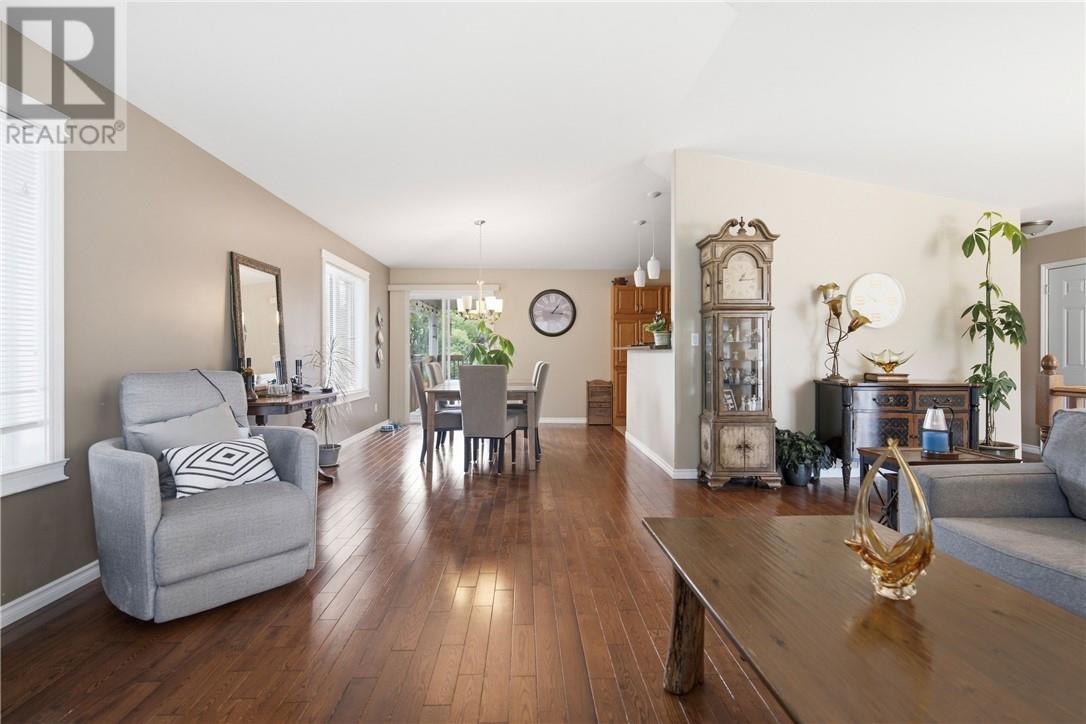 2425 Frontenac Street, Sudbury, ON - Indoor Photo Showing Living Room