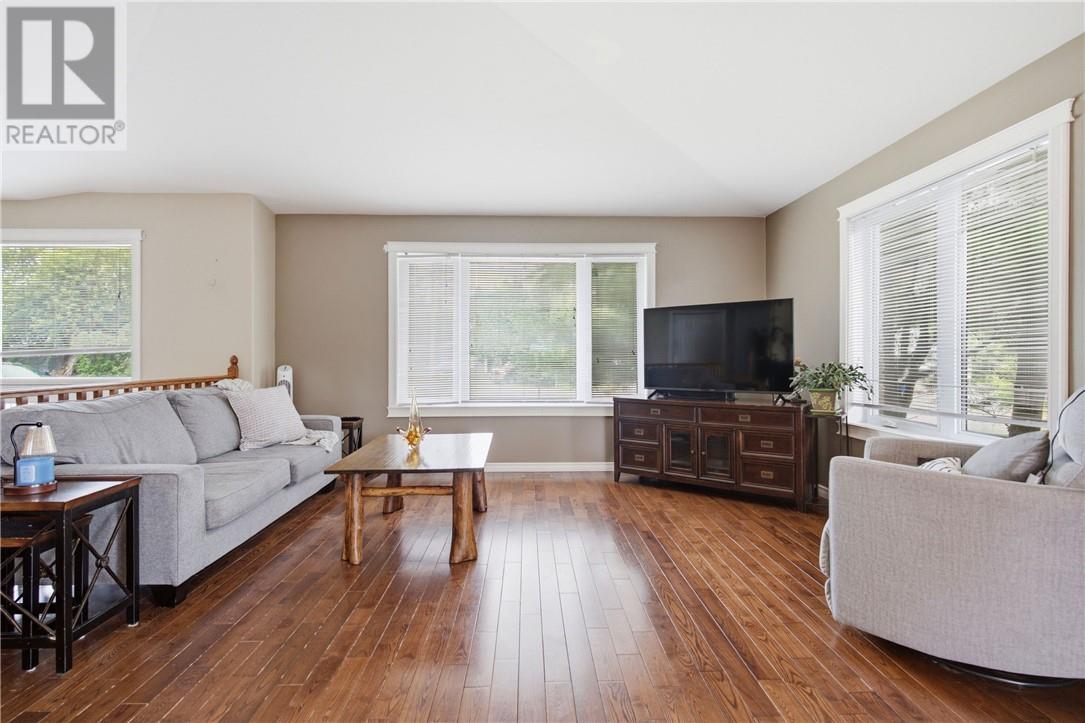 2425 Frontenac Street, Sudbury, ON - Indoor Photo Showing Living Room
