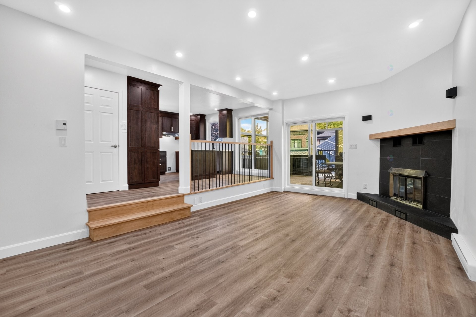 Family Room - 235 Boul. Ivan-Pavlov, Laval (Vimont), QC - Indoor With Fireplace