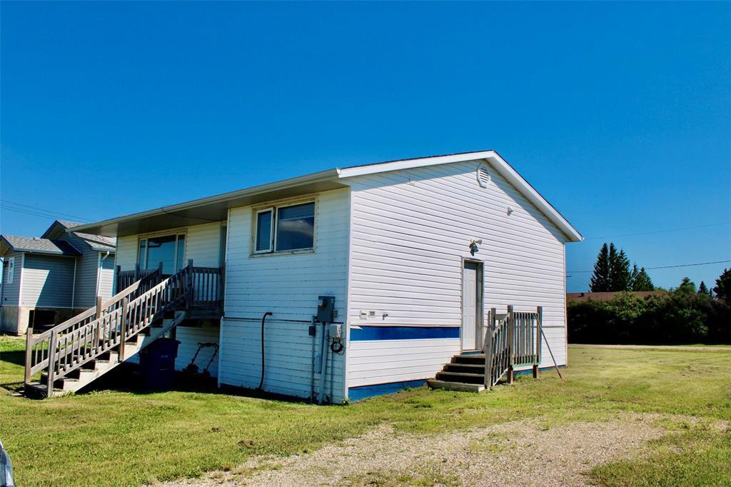 819 5Th Avenue, Reston, MB - Outdoor