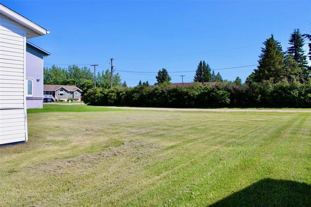819 5Th Avenue, Reston, MB - Outdoor