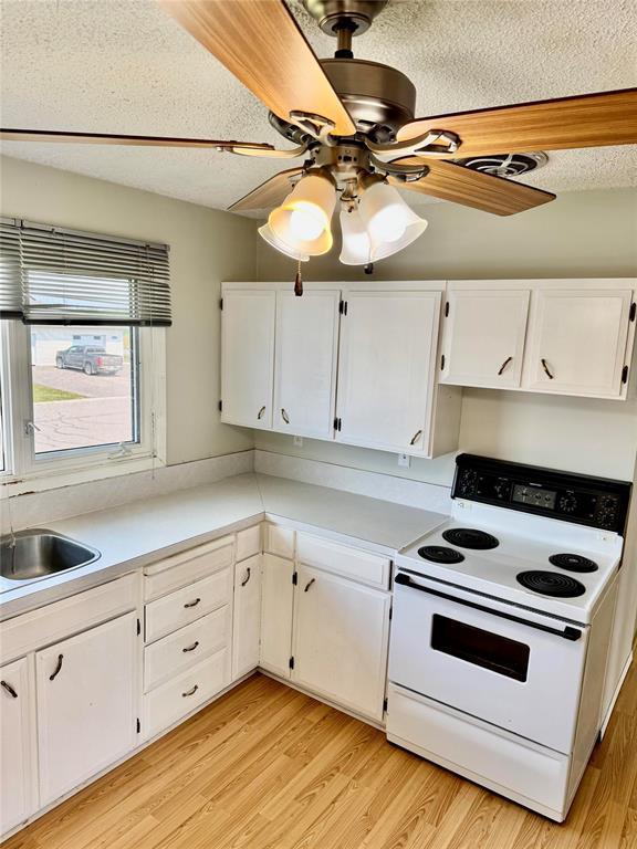 819 5Th Avenue, Reston, MB - Indoor Photo Showing Kitchen