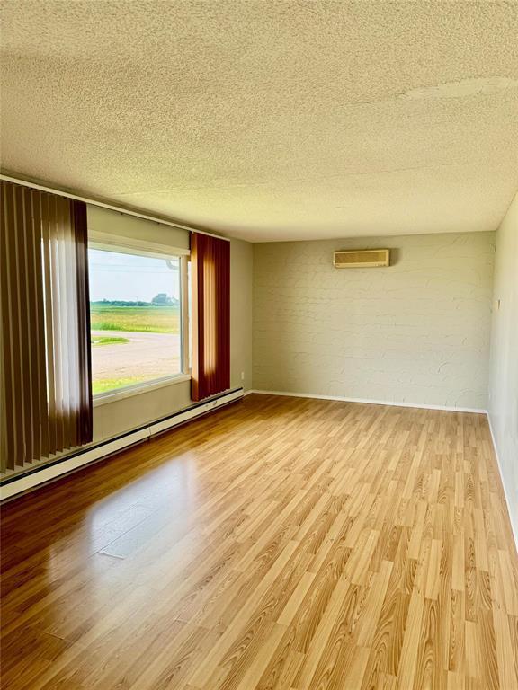 819 5Th Avenue, Reston, MB - Indoor Photo Showing Other Room