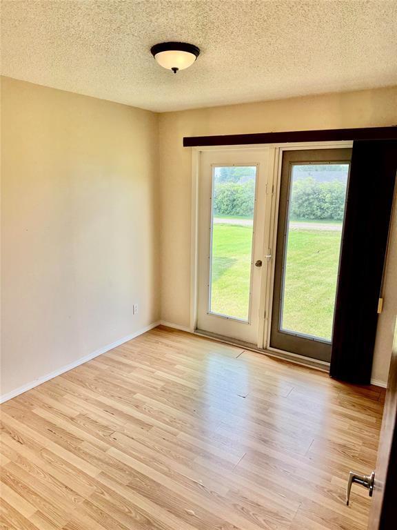 819 5Th Avenue, Reston, MB - Indoor Photo Showing Other Room