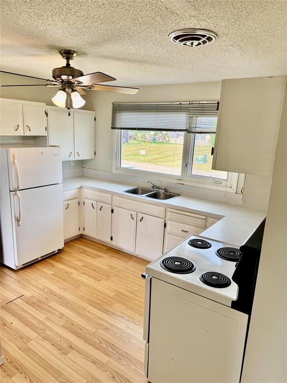 819 5Th Avenue, Reston, MB - Indoor Photo Showing Kitchen With Double Sink