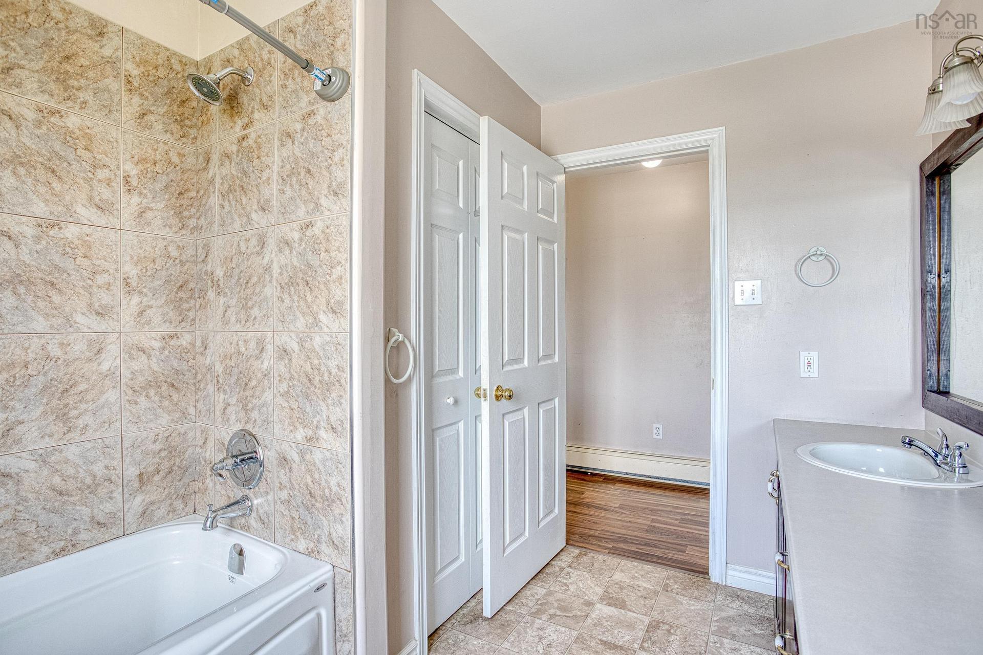 4 Ocono Court, Dartmouth, NS - Indoor Photo Showing Bathroom