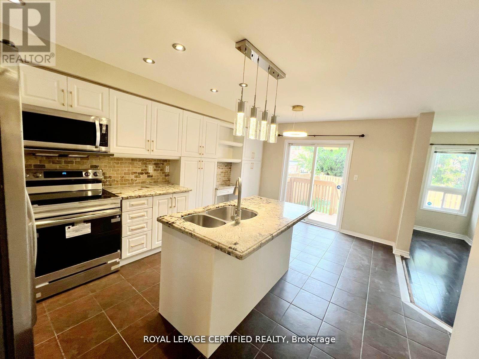 426 Orange Walk Crescent, Mississauga, ON - Indoor Photo Showing Kitchen With Double Sink