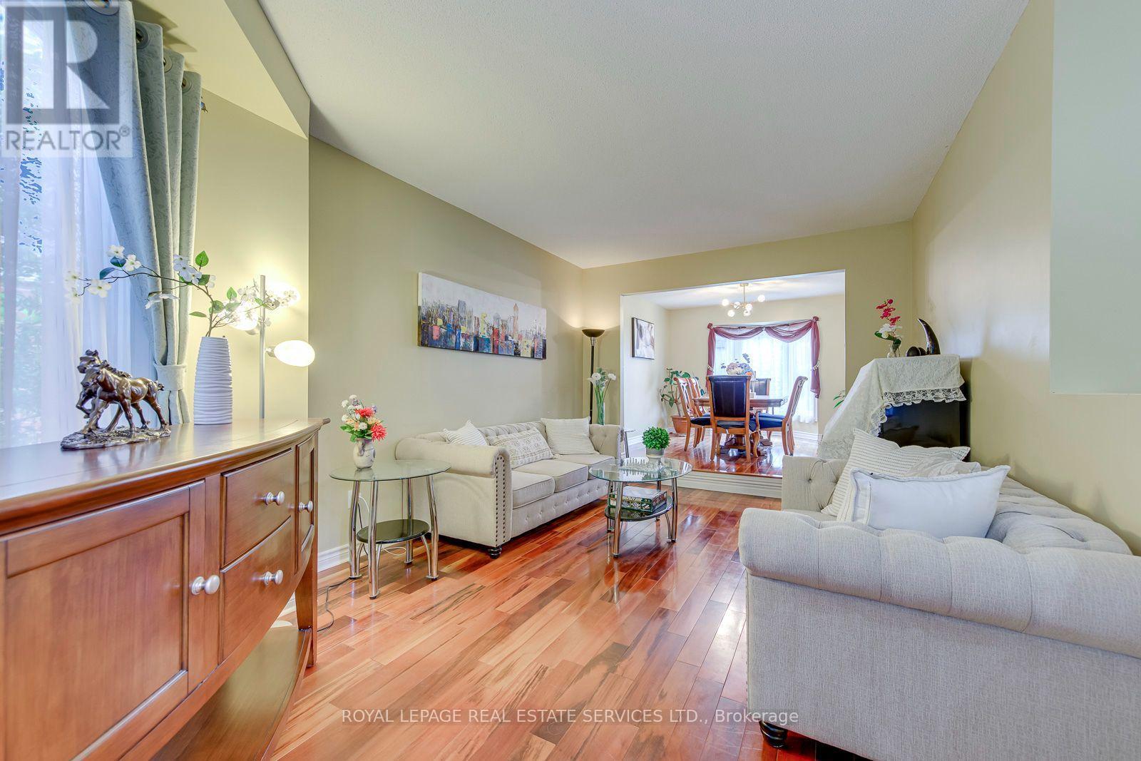 Inviting Living Room with a Sunken Floor - 3364 Ingram Road, Mississauga, ON - Indoor Photo Showing Living Room