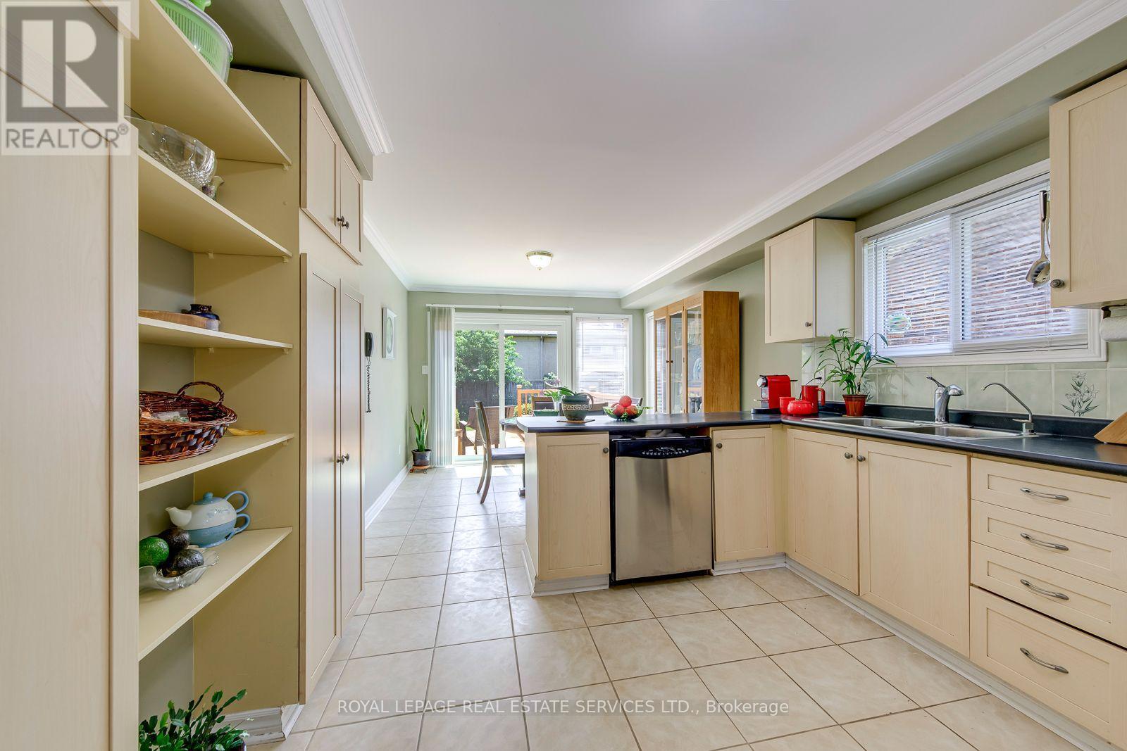 3364 Ingram Road, Mississauga, ON - Indoor Photo Showing Kitchen With Double Sink