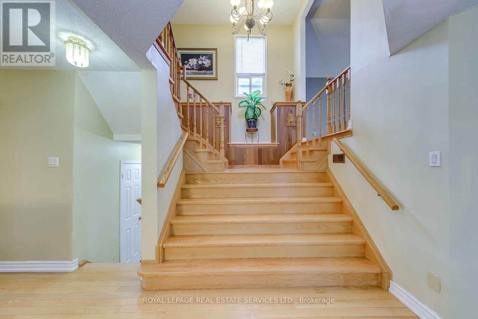 A Grand Hardwood Staircase - 3364 Ingram Road, Mississauga, ON - Indoor Photo Showing Other Room