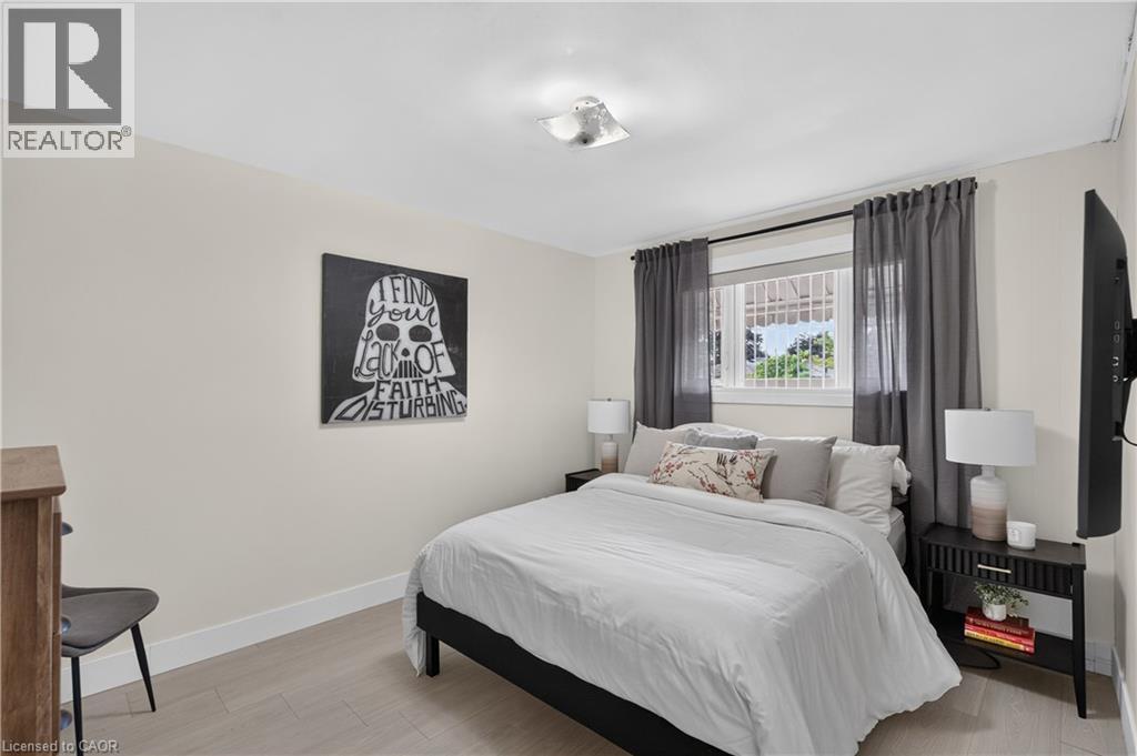 Neutral wall color complemented by light wood-finish flooring - 236 Hammersmith Court, Burlington, ON - Indoor Photo Showing Bedroom