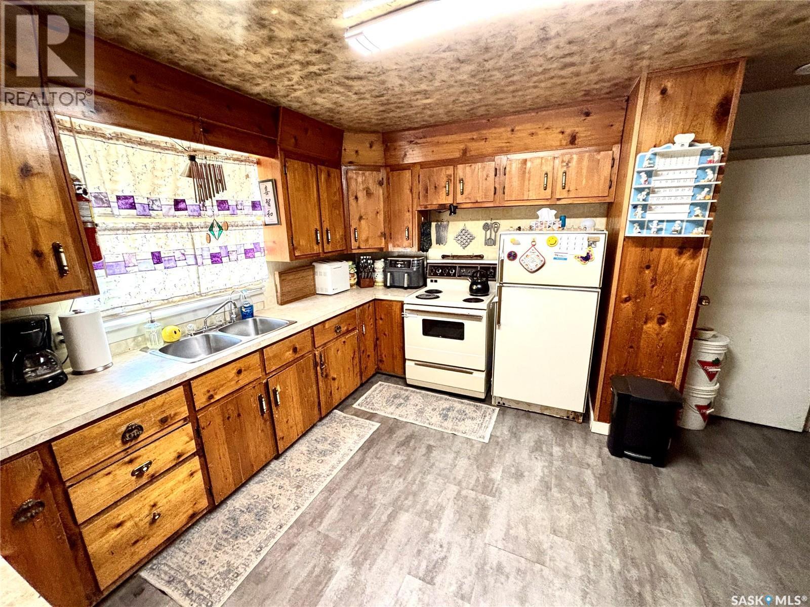 465 1St Avenue S, Duck Lake, SK - Indoor Photo Showing Kitchen With Double Sink