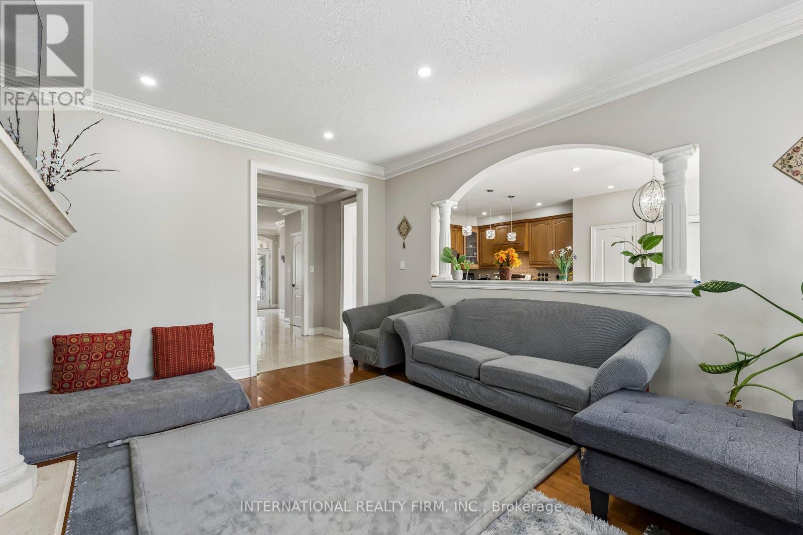 8 Redwillow Road, Brampton, ON - Indoor Photo Showing Living Room