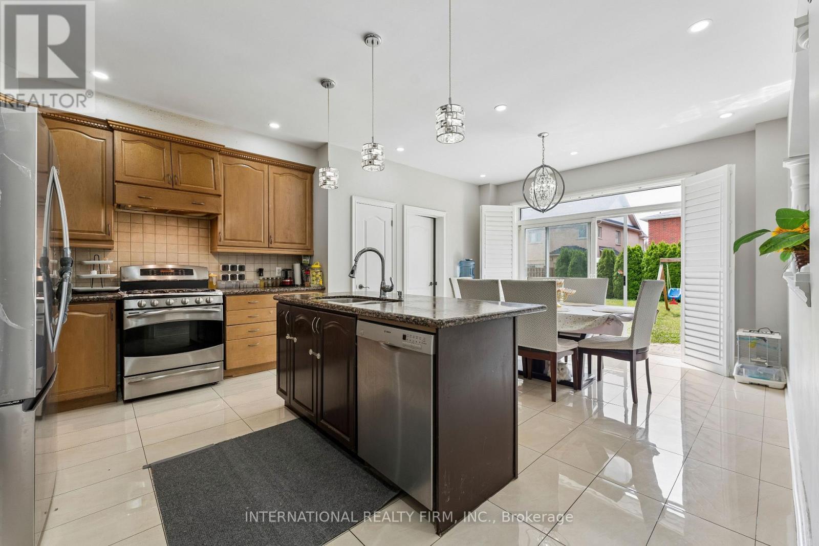 8 Redwillow Road, Brampton, ON - Indoor Photo Showing Kitchen With Upgraded Kitchen
